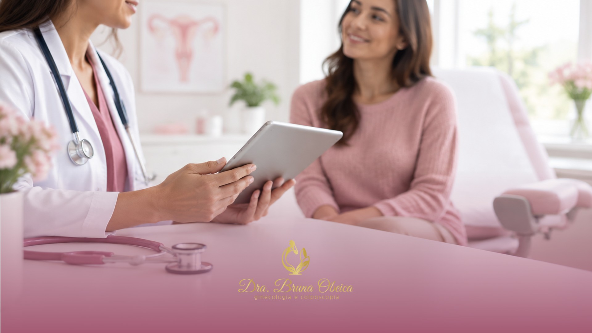 Ginecologista mostrando resultados em um tablet para paciente durante consulta humanizada
